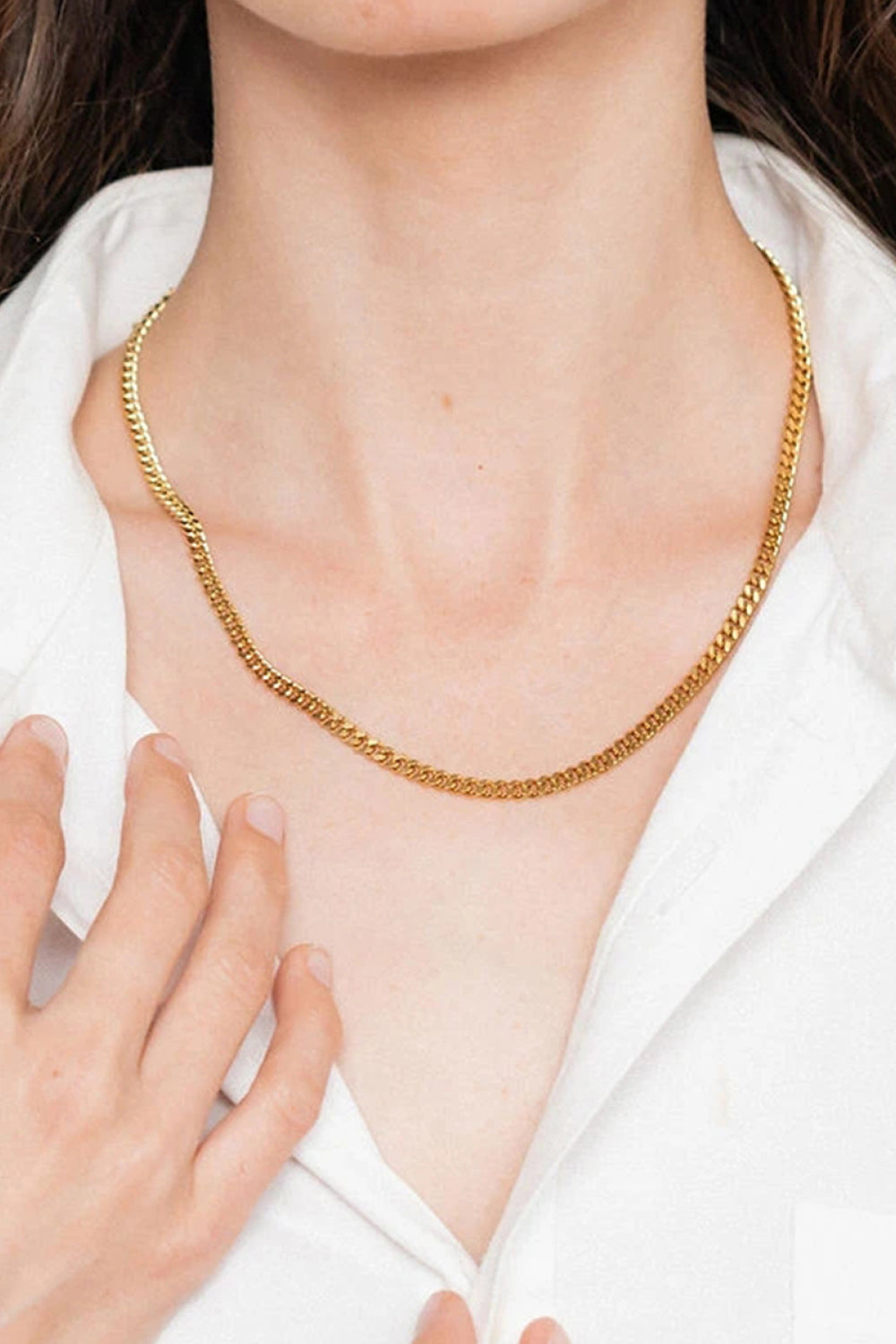 Sculpted gold chain necklace with a curb link design, 18K gold-plated.