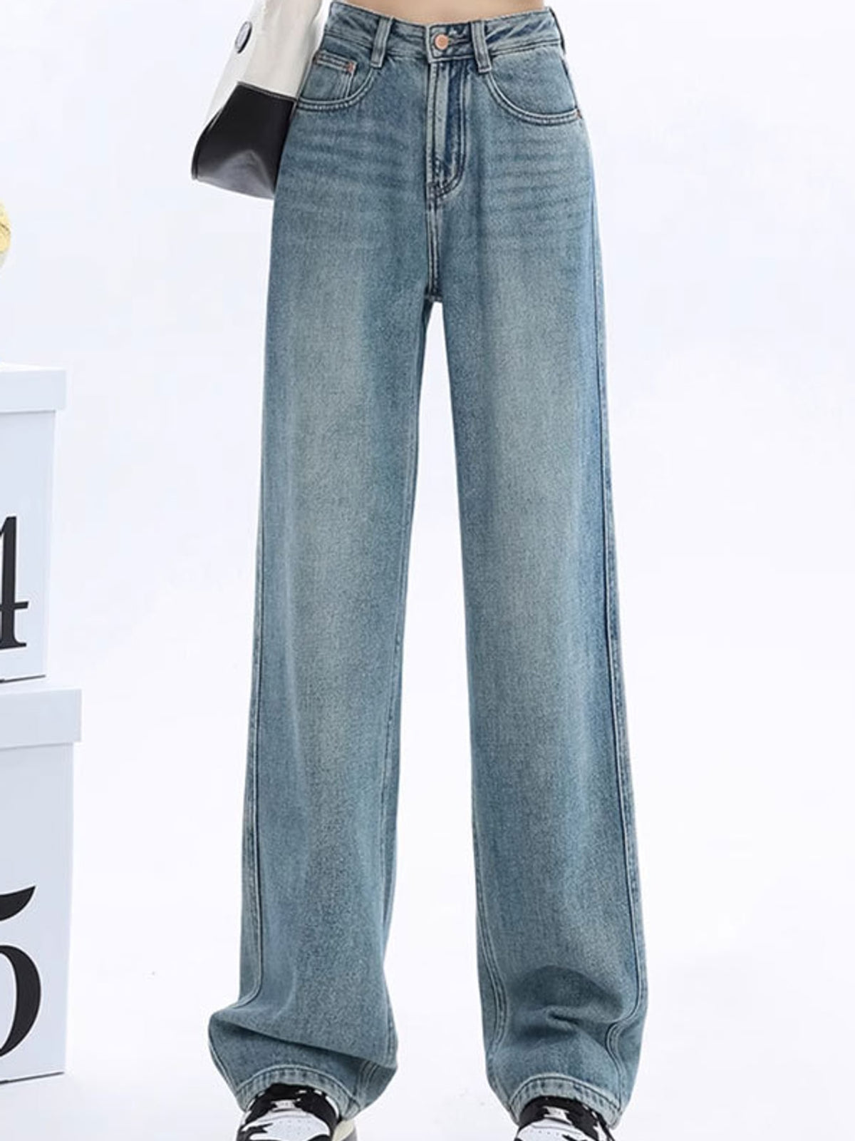 wide-leg jeans in light blue featuring washed and wide-leg fit
