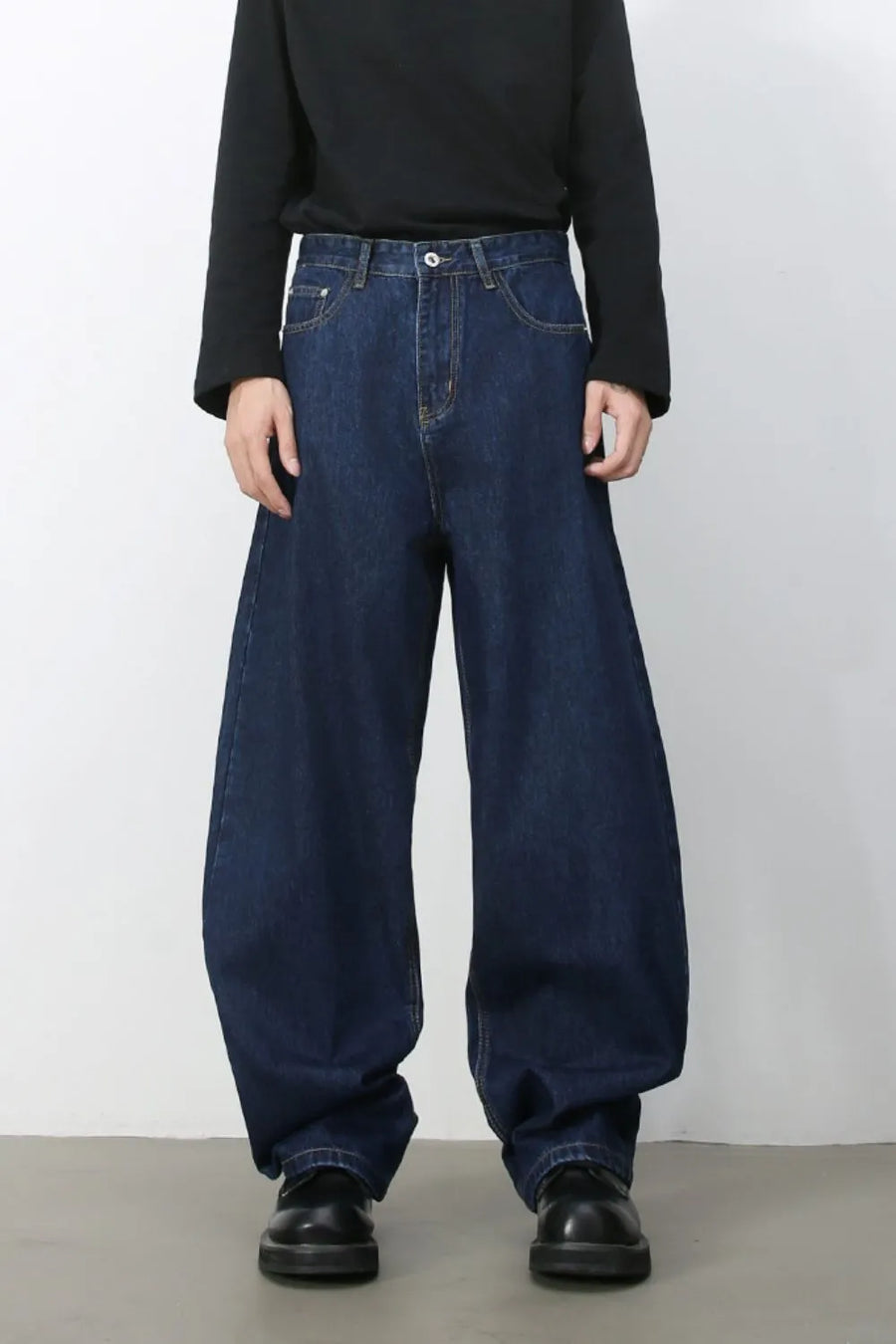 Faded baggy denim trousers in dark blue, featuring a wide leg and casual style.