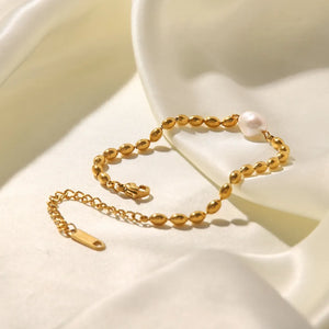 jewelry set in ivory with adjustable length and collarbone length