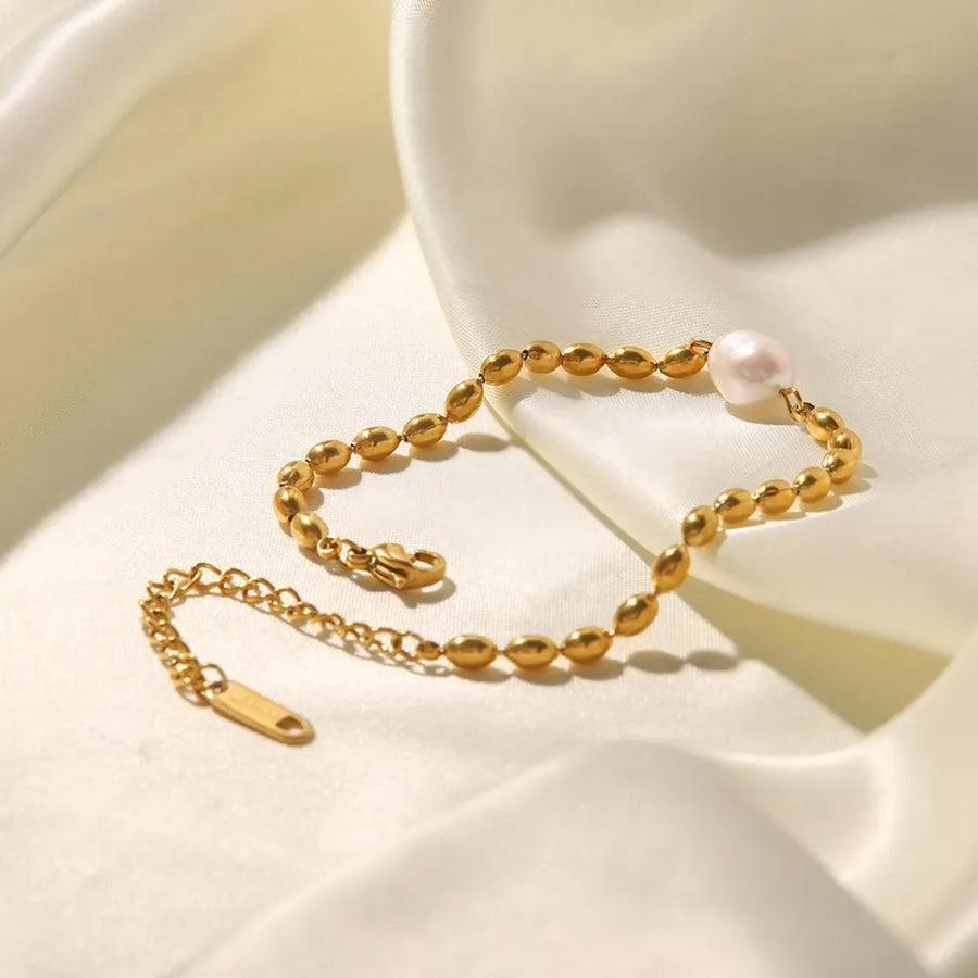 jewelry set in ivory with adjustable length and collarbone length