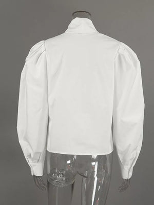 blouse in White with v-neck and puff sleeve