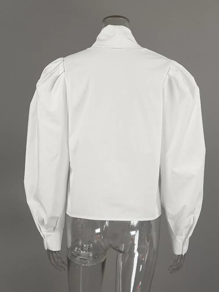 blouse in White with v-neck and puff sleeve