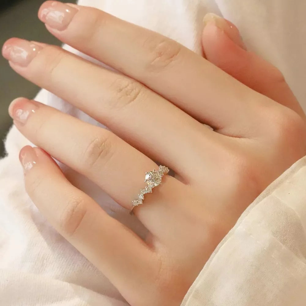 ring in silver featuring adjustable and straight fit