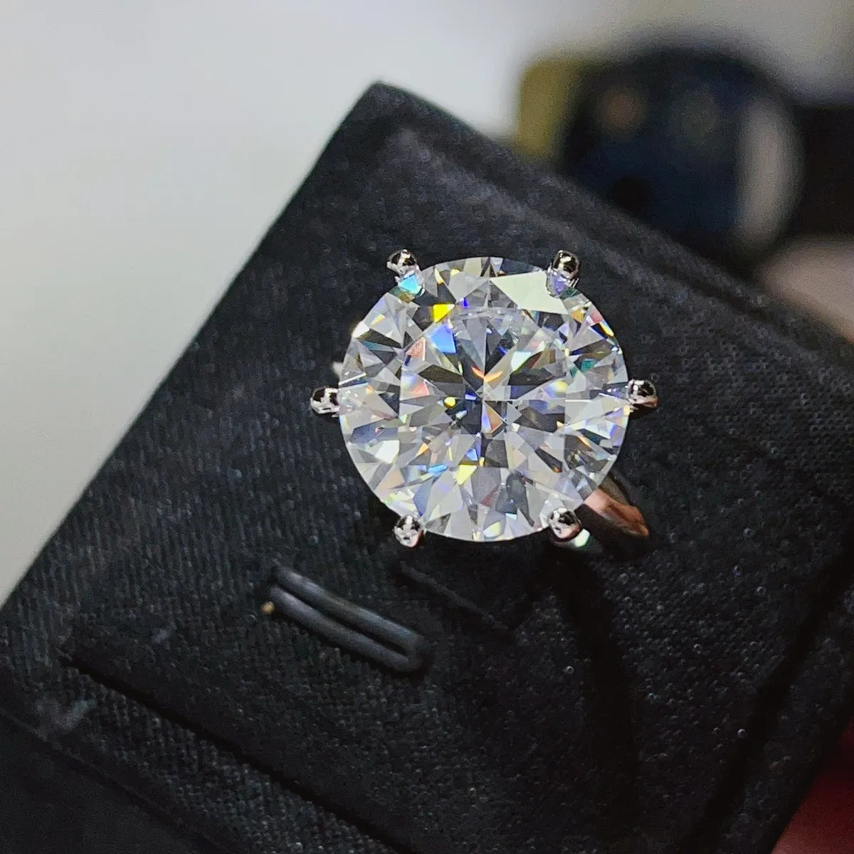 Solitaire Radiance engagement ring in white 925 silver with a large, brilliant-cut diamond.