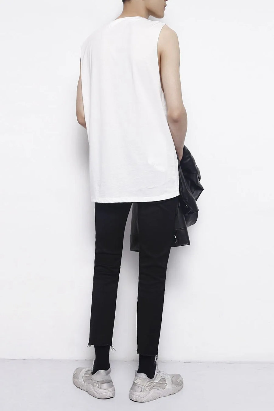 Distressed knee skinny jeans in dark cotton with frayed hem.