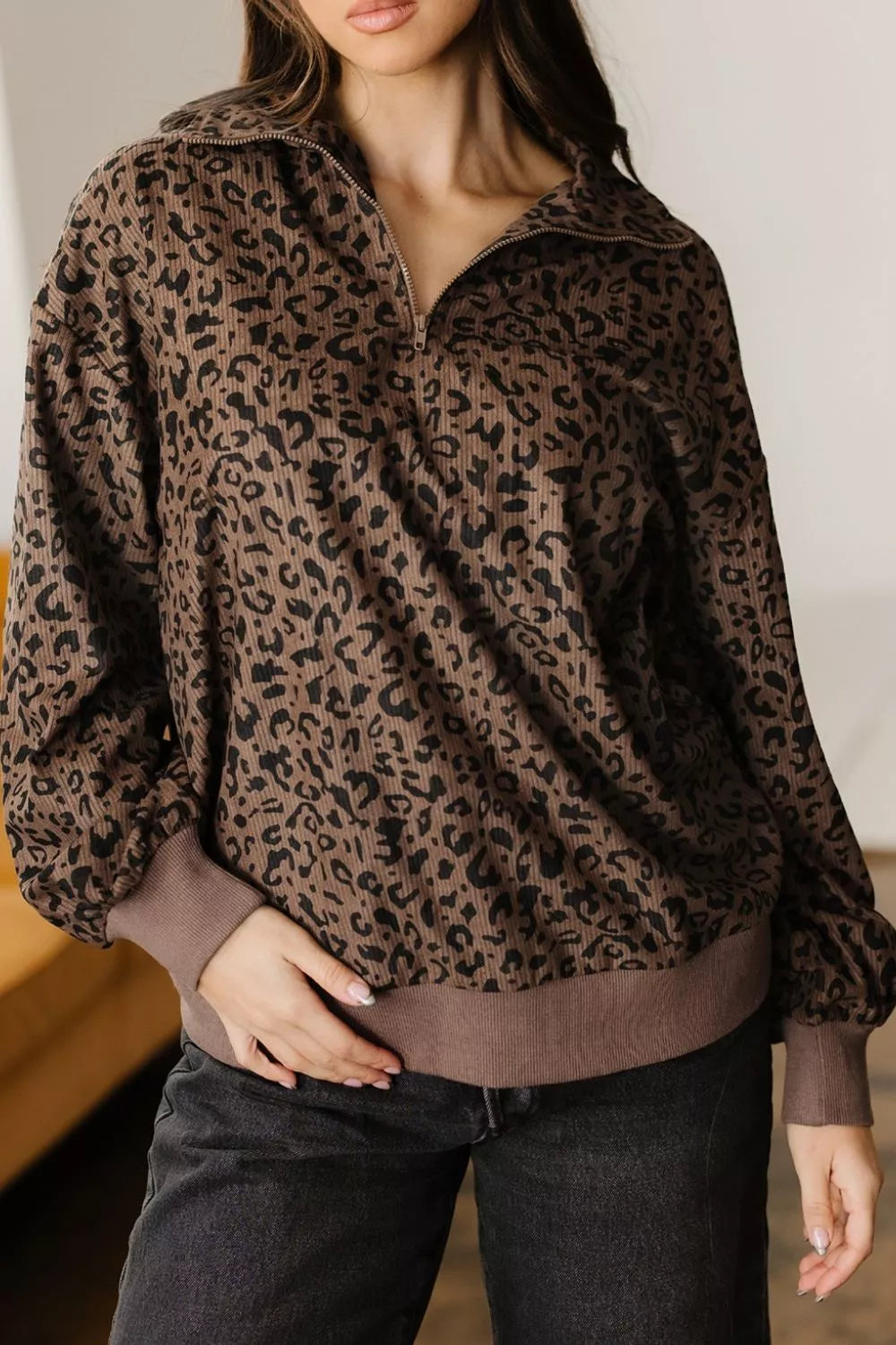 athleisure sweatshirt in Coffee Brown with mock neck