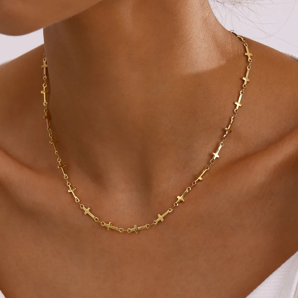 necklace in gold featuring gold-plated and regular fit