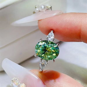 Platinum-plated, 925 sterling silver, Moissanite, Zircon (accent stones) Carat w ring in silver with classic silhouette