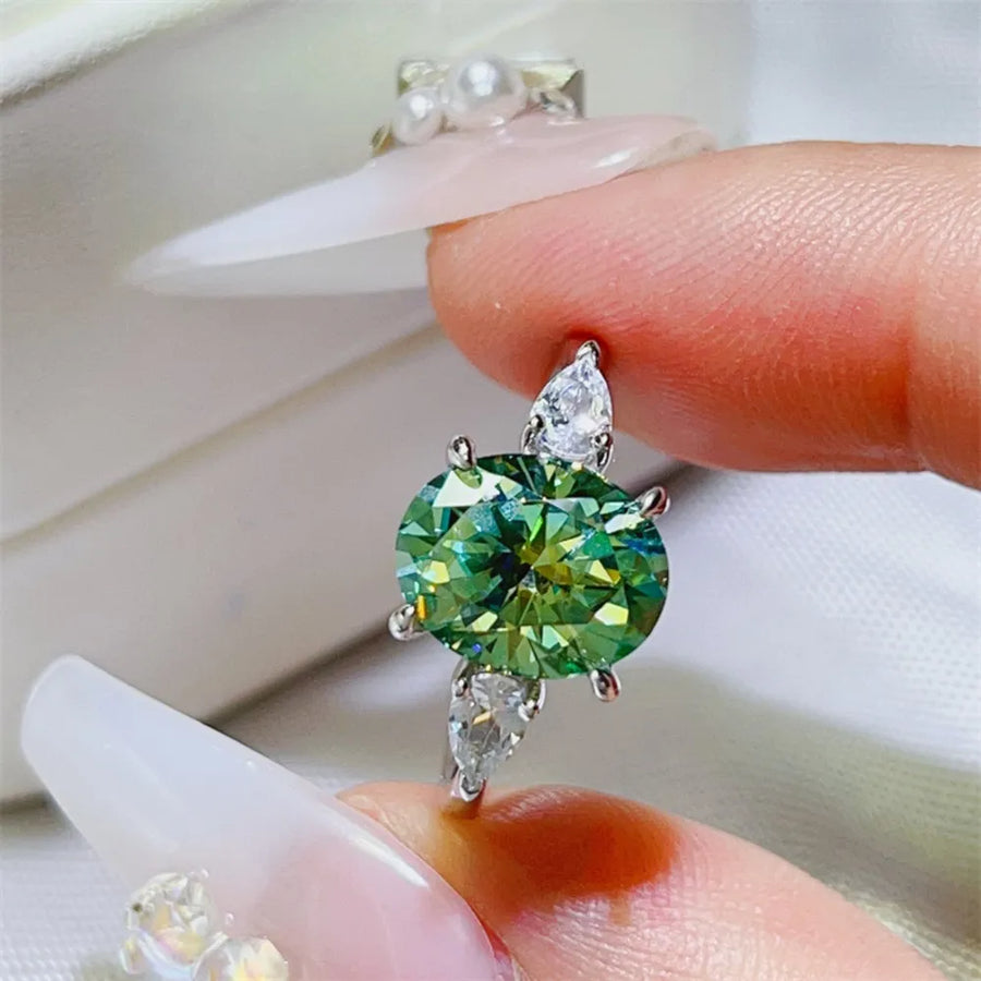 Platinum-plated, 925 sterling silver, Moissanite, Zircon (accent stones) Carat w ring in silver with classic silhouette