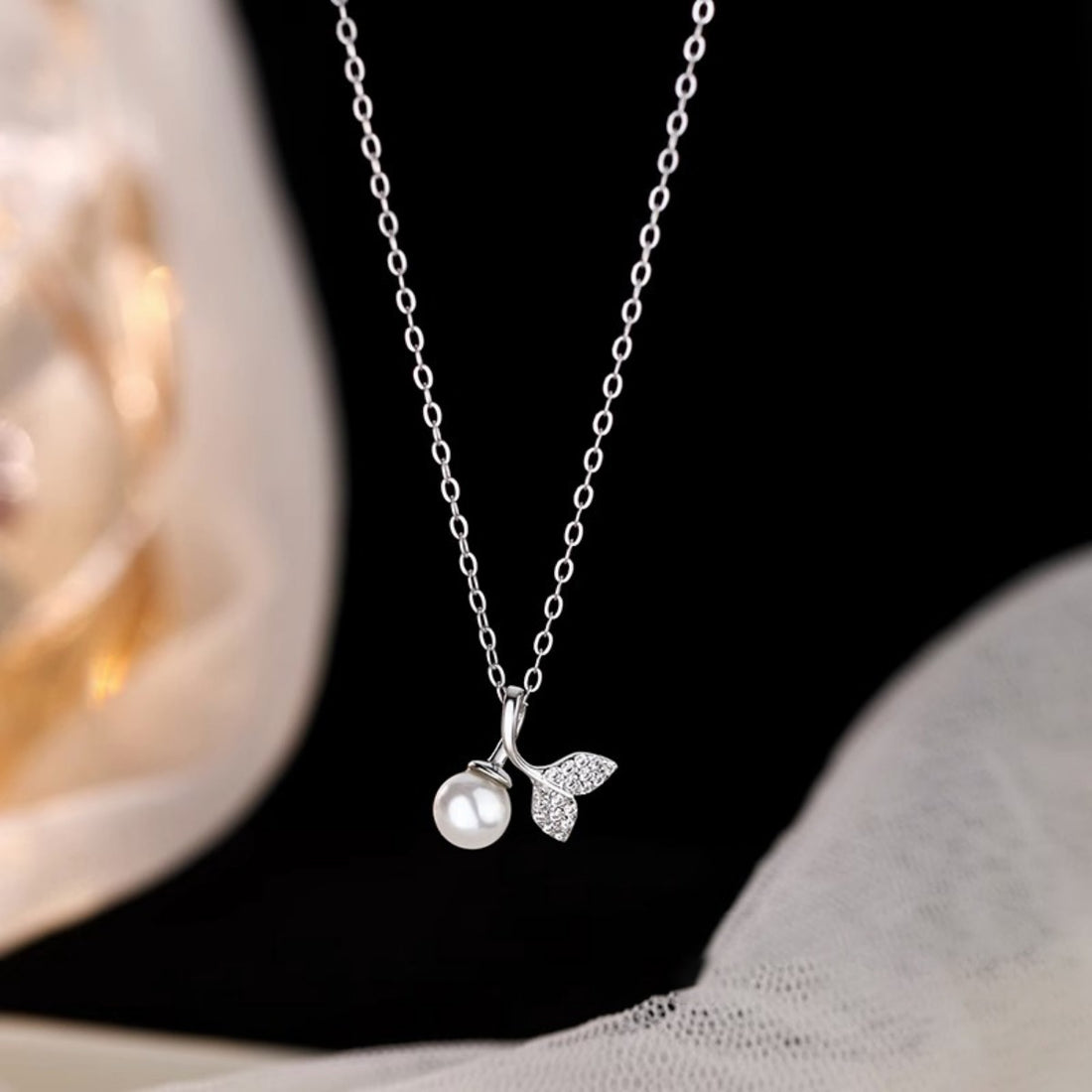necklace in silver featuring pendant and straight fit