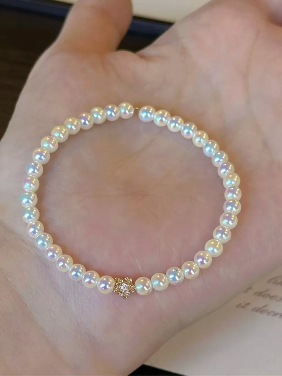 bracelet in White with floral and pearls