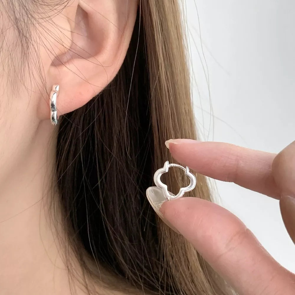 earrings in silver featuring four-leaf clover motif and fitted fit