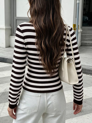 classic pullover sweater in Black with crew neck