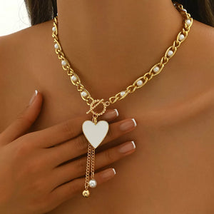 necklace in gold featuring heart pendant and regular fit