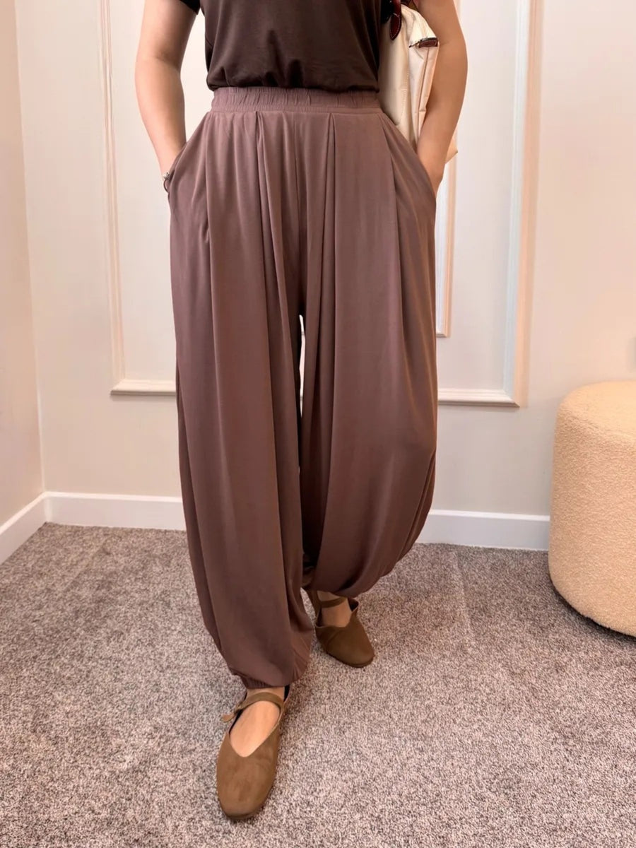 wide-leg pants in Red with pleated front and full-length