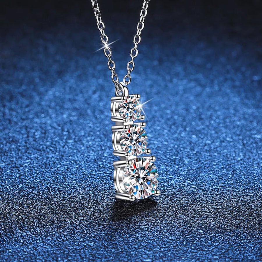 925 sterling silver,Moissanite Carat weight: 1 necklace in Silver with straight silhouette