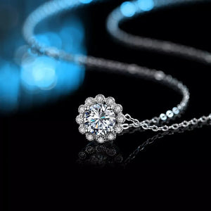 necklace in silver featuring flower pendant and floral fit