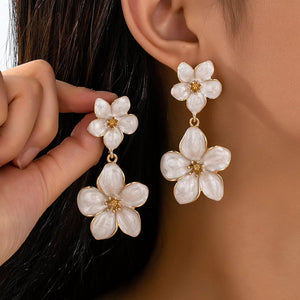Elegant white flower dangle earrings with 18K gold plating.