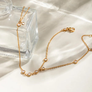 18K Gold Bracelet in Gold with fitted silhouette