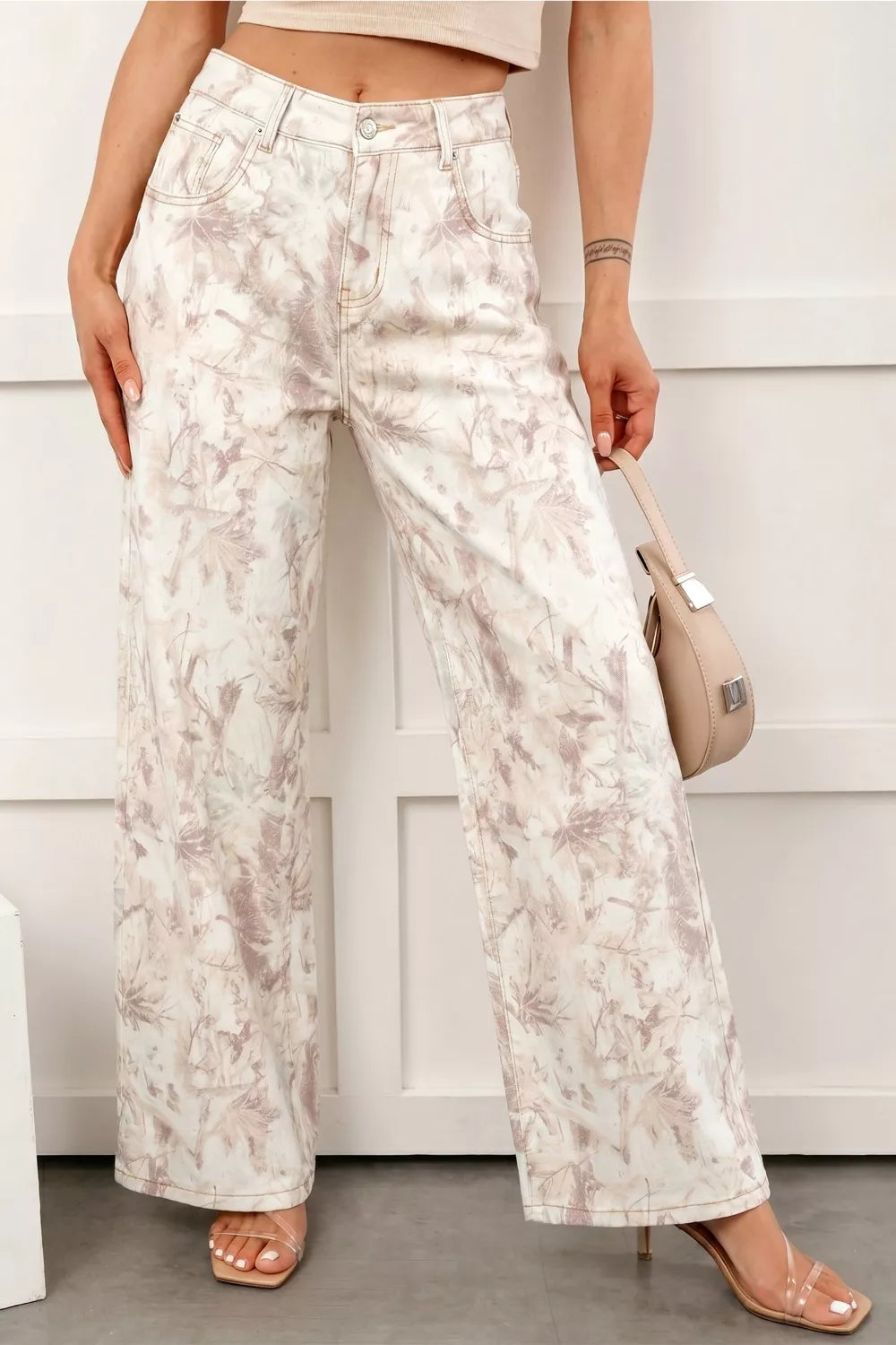 Abstract print high-waisted wide-leg cotton jeans in beige with a tie-dye effect.