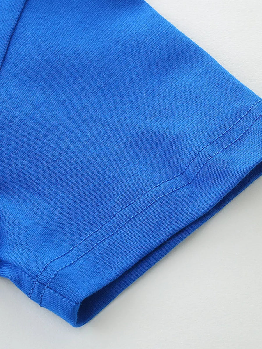 Blue t-shirt with short sleeves and double-stitched hem