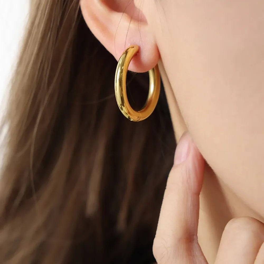 Gold hoop earrings with a sculpted design, 18K gold-plated