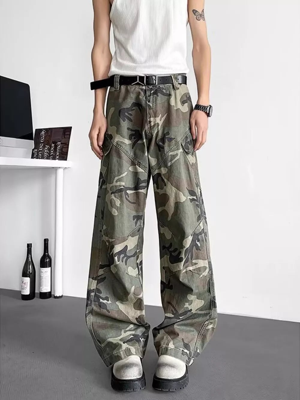 Oversized camouflage cargo pants in 100% polyester with multiple pockets.