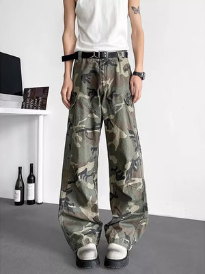 Oversized camouflage cargo pants in 100% polyester with multiple pockets.