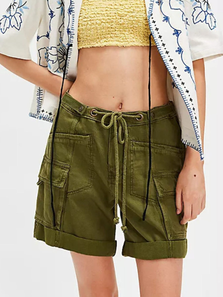 cargo shorts in Black with drawstring waist and bermuda
