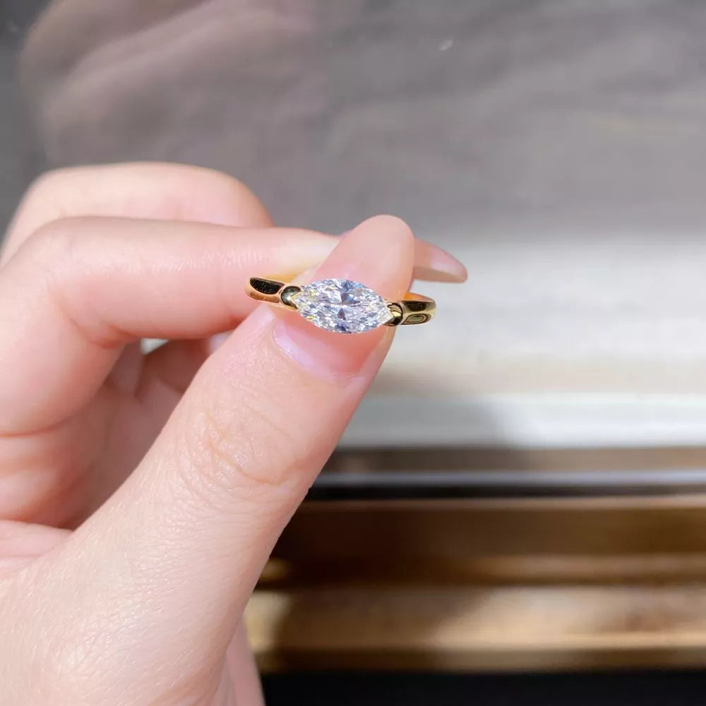 925 sterling silver, Growing high-carbon diamonds Care instructions: Avoid weari ring in clear with fitted silhouette