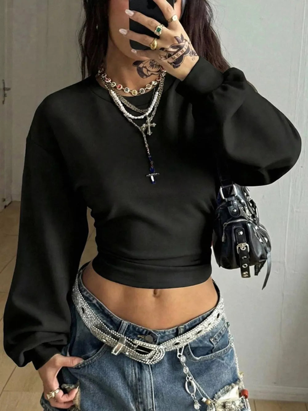 crop top in black featuring basic style and fitted fit