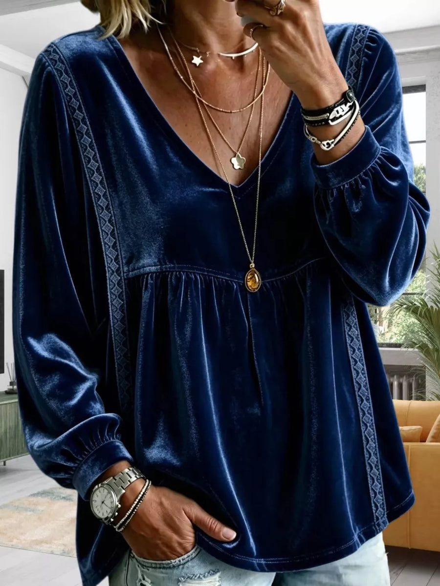 romantic blouse in Black with v-neck