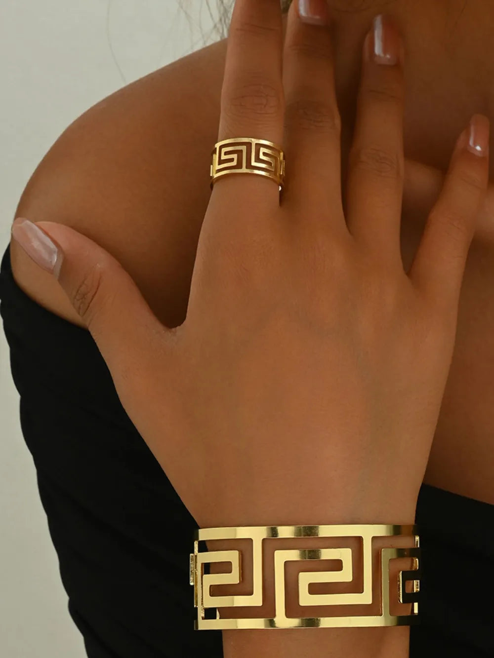 jewelry set in gold featuring gold-plated and structured fit