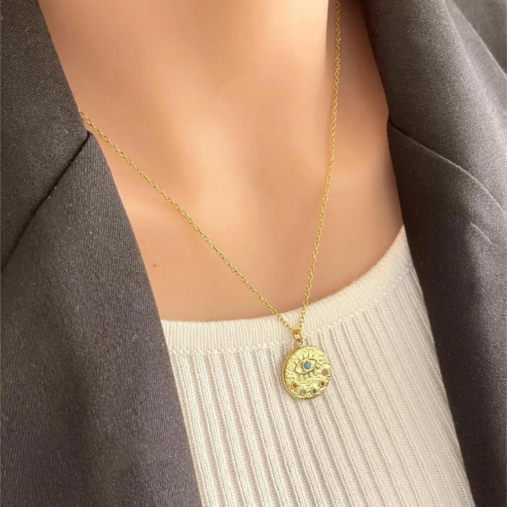 necklace in gold featuring 18K gold-plated and straight fit