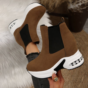 Casual Platform Chelsea Boots With Elastic Panels in Black with platform sole