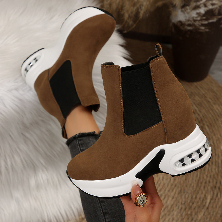 Casual Platform Chelsea Boots With Elastic Panels in Black with platform sole