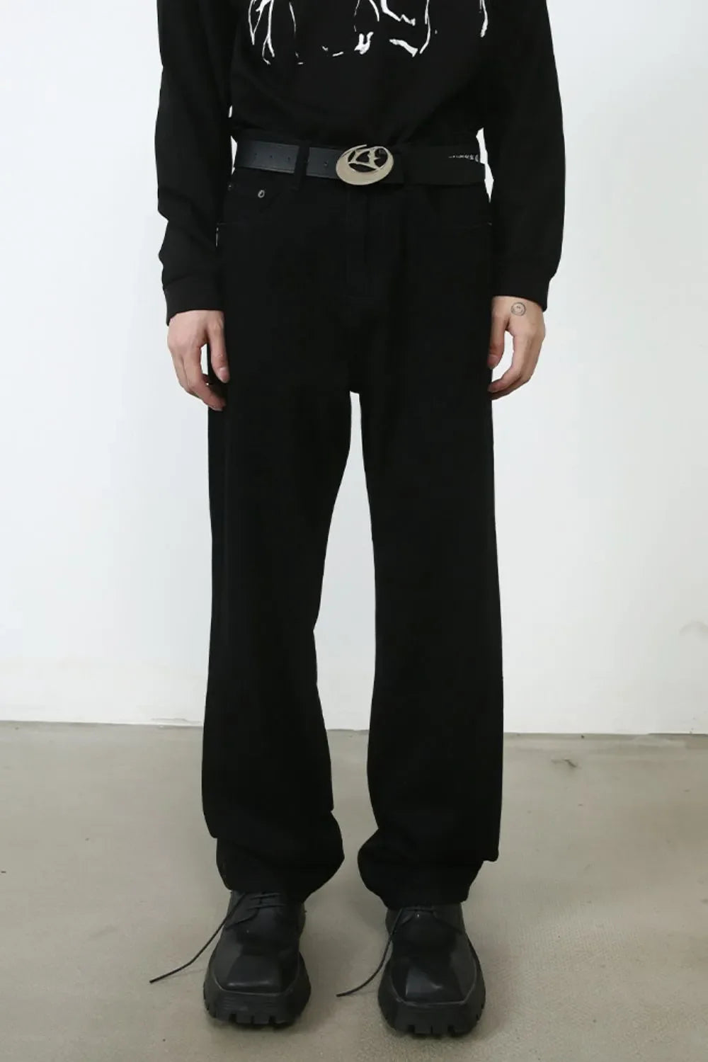 Relaxed fit black denim trousers with a straight leg and casual styling.