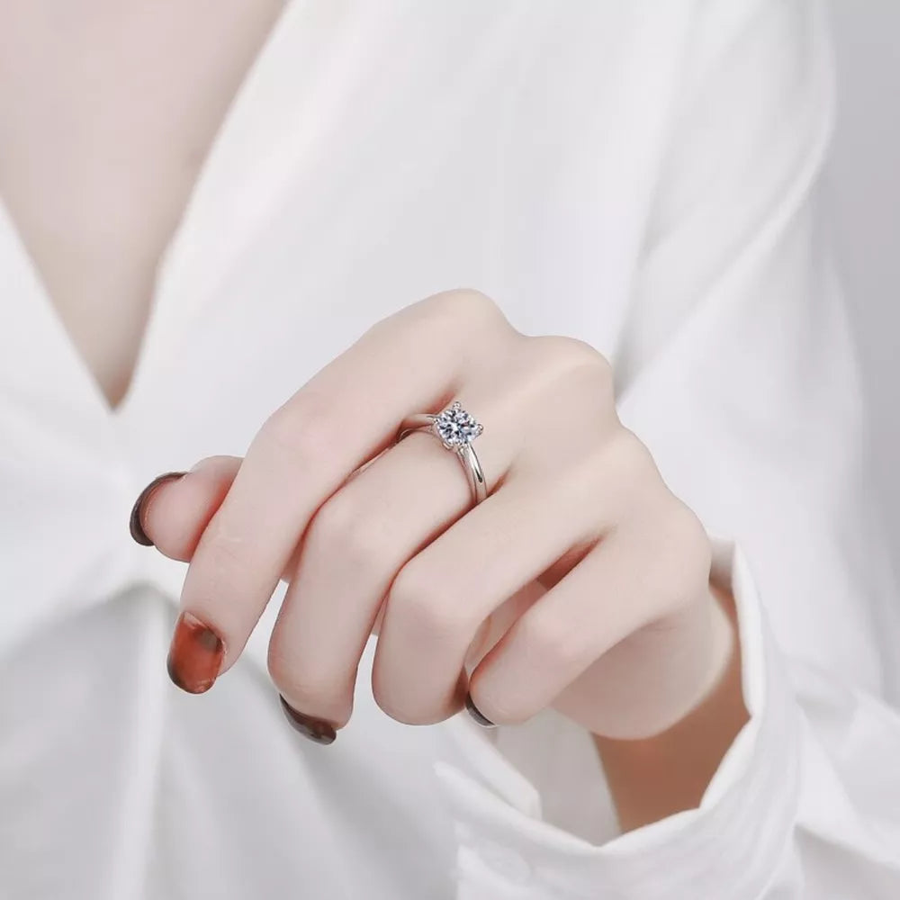 ring in silver featuring adjustable and solitaire fit
