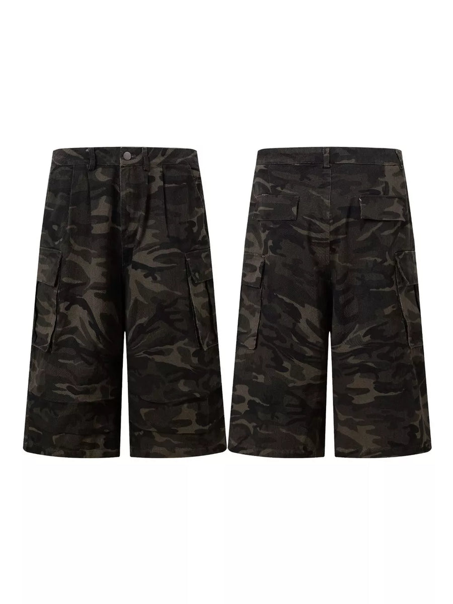 capris in black with camo and pocketed