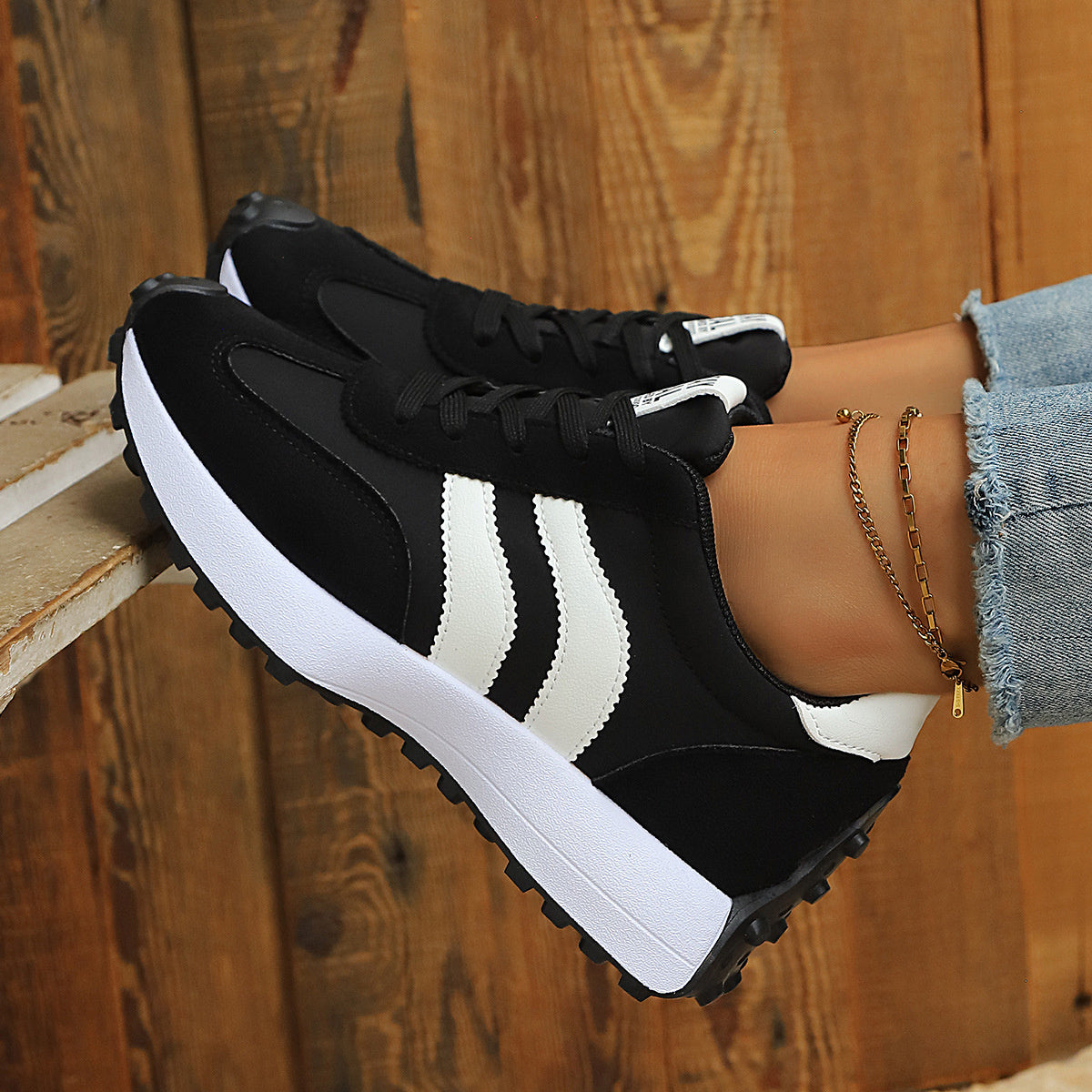 sneakers in White with striped and round toe