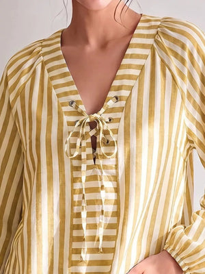 blouse in light blue with striped and lace-up