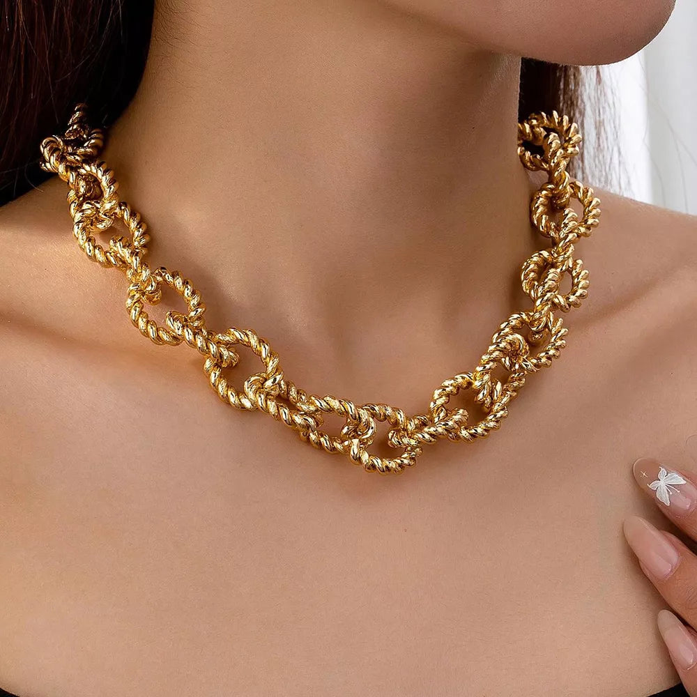 necklace in gold featuring twisted links and choker fit