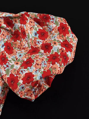 Top with puff sleeves in a red floral print on white fabric