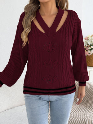 pullover sweater in White with cutout and hip-length