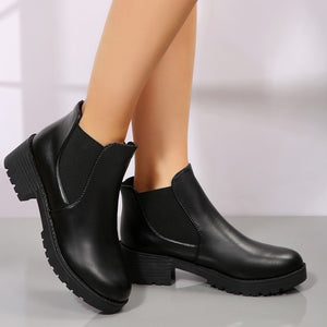 boots in Black with round toe and ankle-length