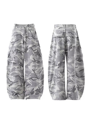 Baggy camo cargo pants in white camouflage, 100% cotton, with button fly and multiple pockets.
