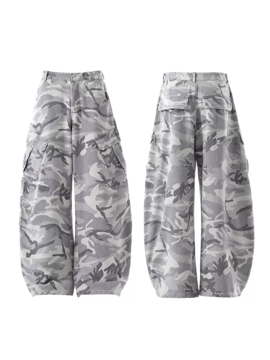 Baggy camo cargo pants in white camouflage, 100% cotton, with button fly and multiple pockets.