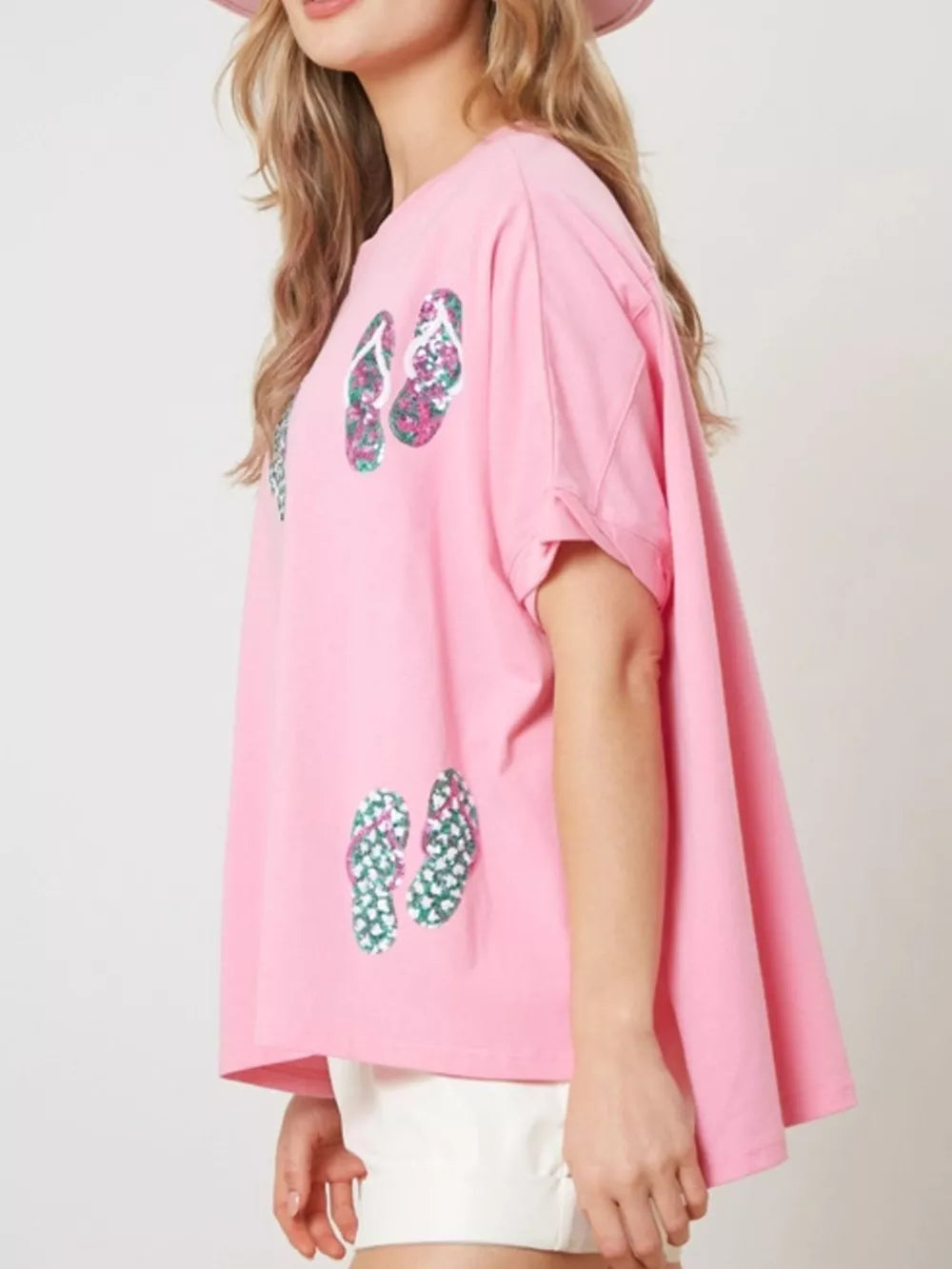 Pink polyester t-shirt with flip-flop print and rolled sleeves