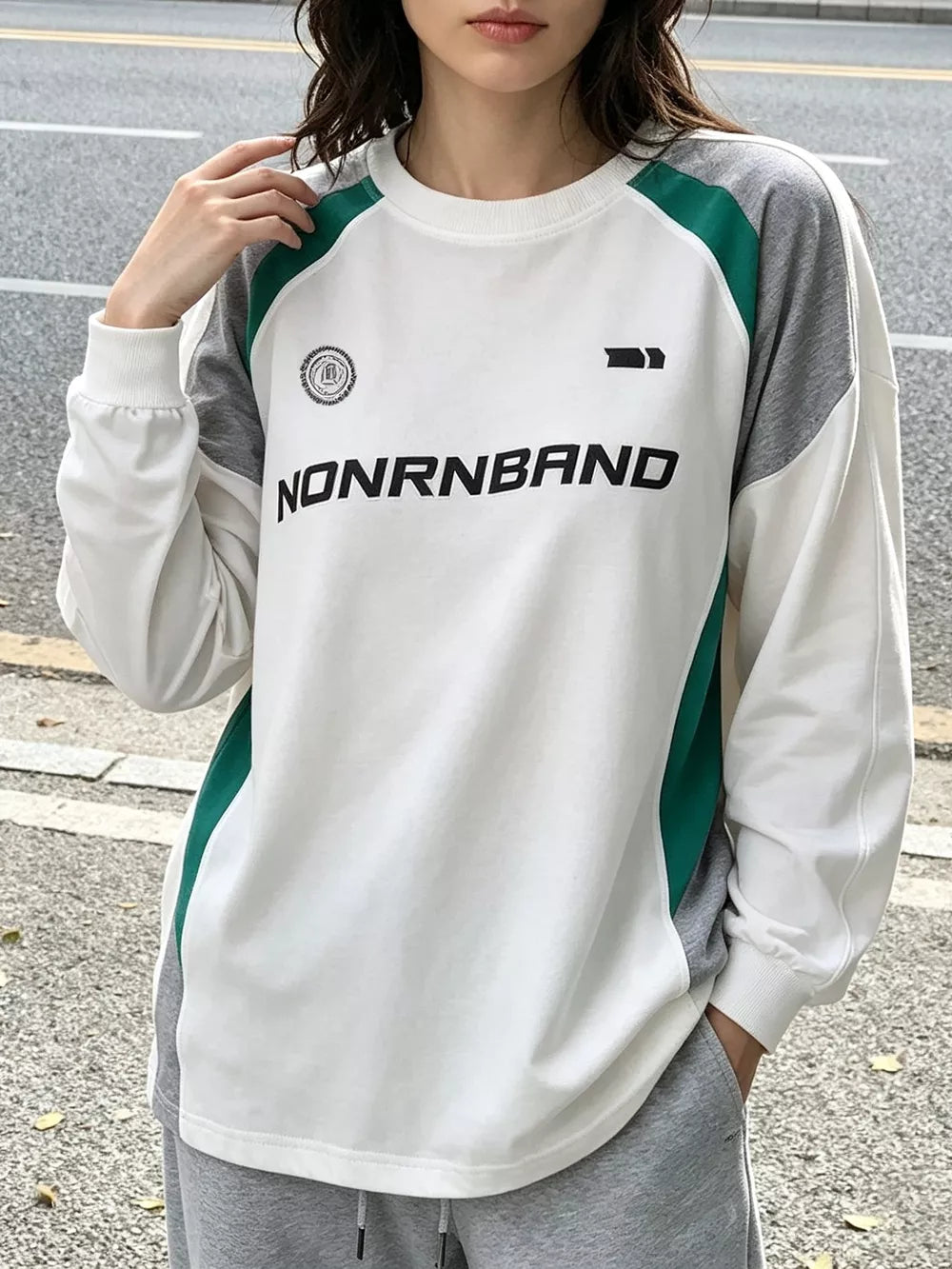 ivory sweatshirt with color-block and crew neck